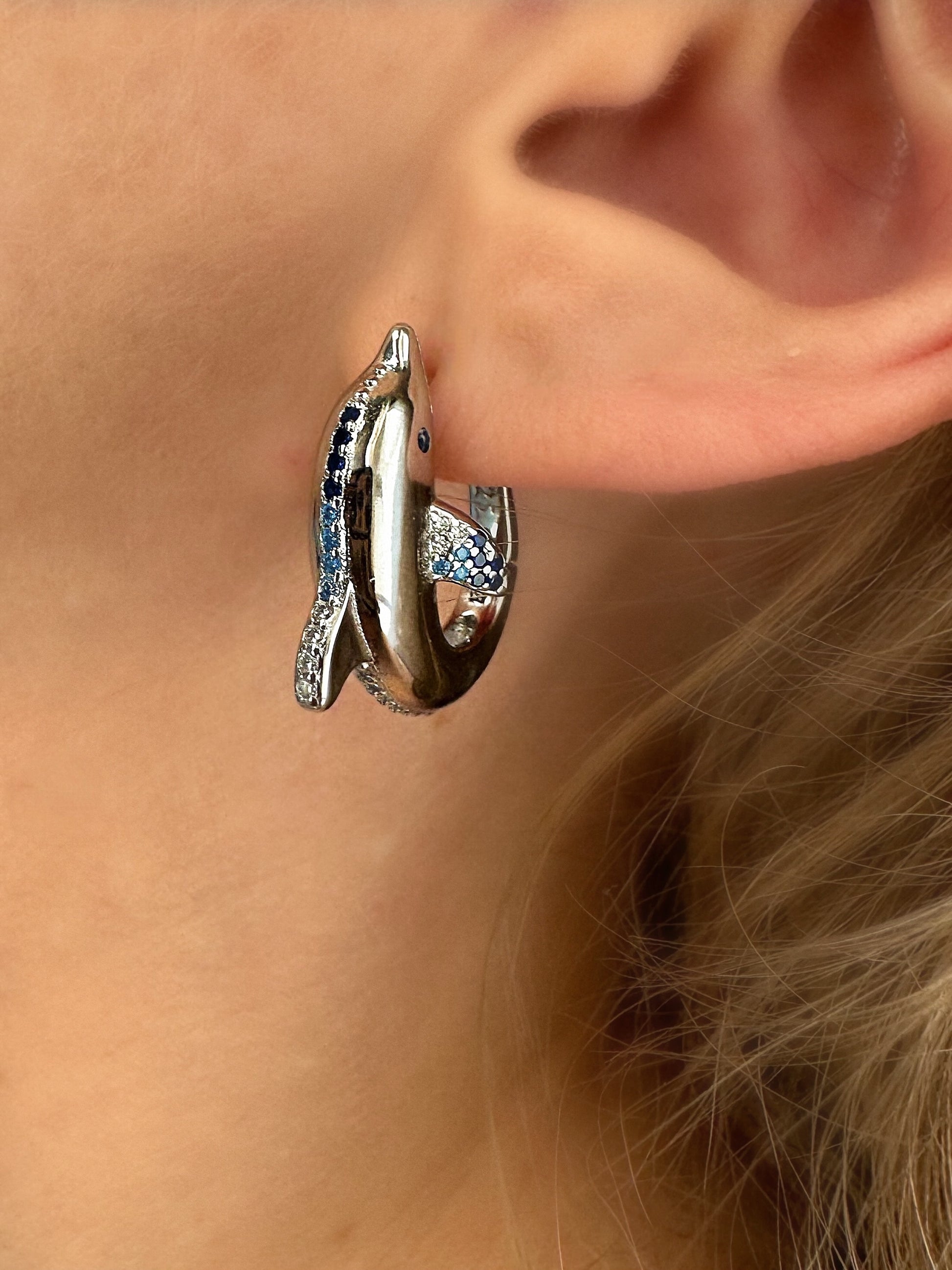 PDPAOLA Orecchini Mini Dolphin in argento placcato oro con ametista e quarzo neve PDPAOLA Orecchini Mini Dolphin in argento placcato oro con ametista e quarzo neve